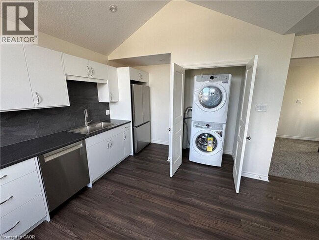 15 Helena Feasby St in Kitchener, ON - Building Photo - Building Photo