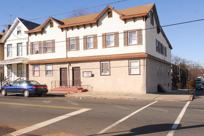 109 Throop Ave in New Brunswick, NJ - Foto de edificio - Building Photo