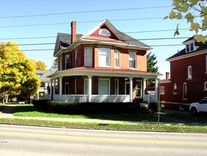 227 E State St, Unit A in Athens, OH - Foto de edificio - Building Photo