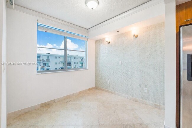 110 Washington Ave in Miami Beach, FL - Building Photo - Building Photo