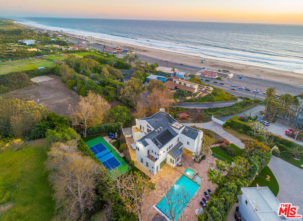 30223 Pacific Coast Hwy in Malibu, CA - Building Photo