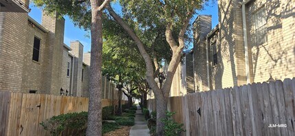 17471 Red Oak Dr in Houston, TX - Building Photo - Building Photo