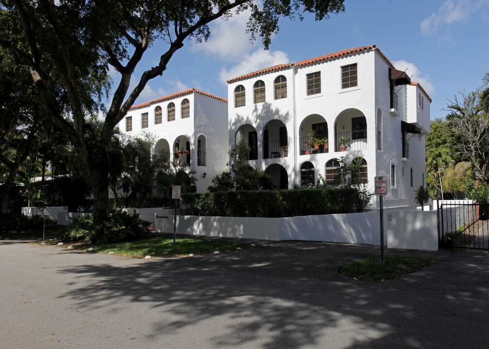 437 Santander Ave in Miami, FL - Foto de edificio