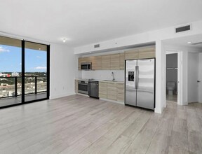121 NE 34th St, Unit 1501 in Miami, FL - Foto de edificio - Building Photo