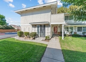 2512 Wanek Rd in Escondido, CA - Building Photo