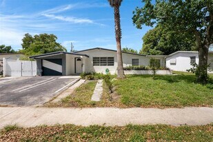 700 SW 67th Ave in Pembroke Pines, FL - Building Photo