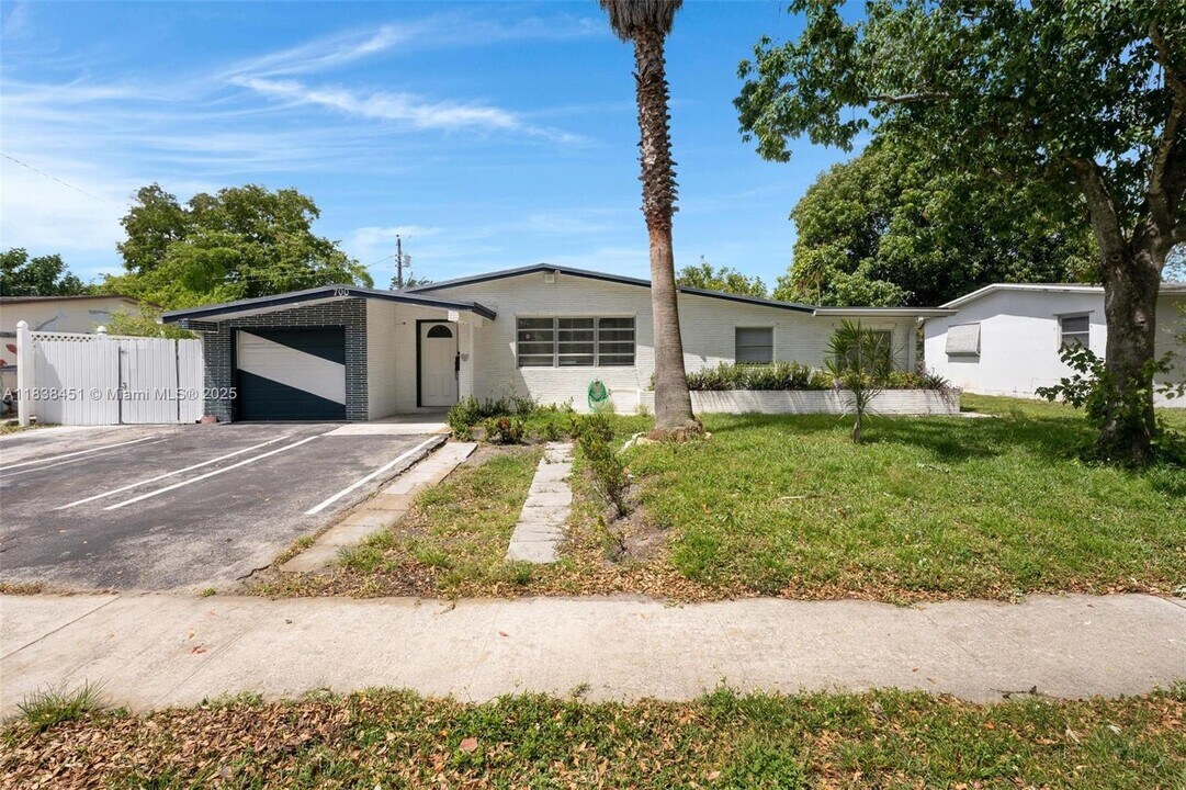 700 SW 67th Ave in Pembroke Pines, FL - Building Photo