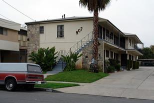 907 E La Brea Dr Apartments