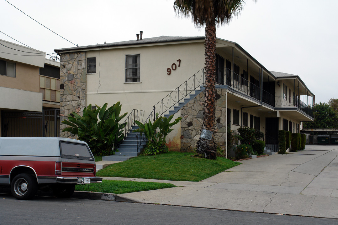 907 E La Brea Dr in Inglewood, CA - Building Photo