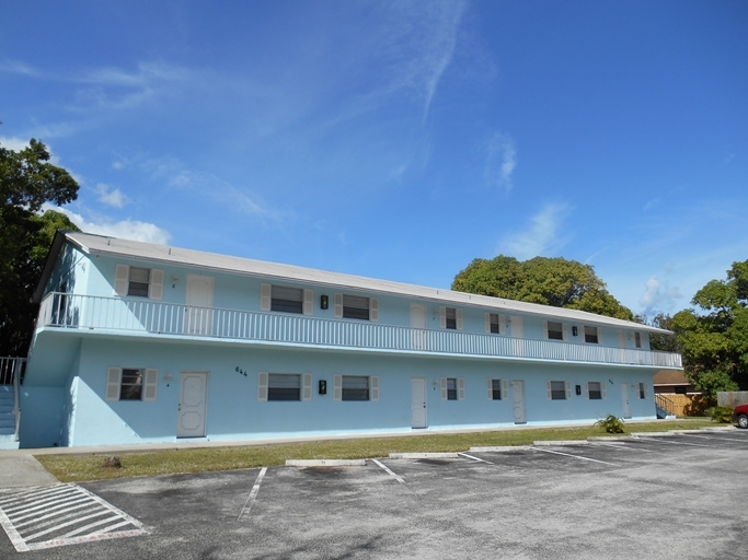 644 SW Cleveland Ave in Stuart, FL - Foto de edificio