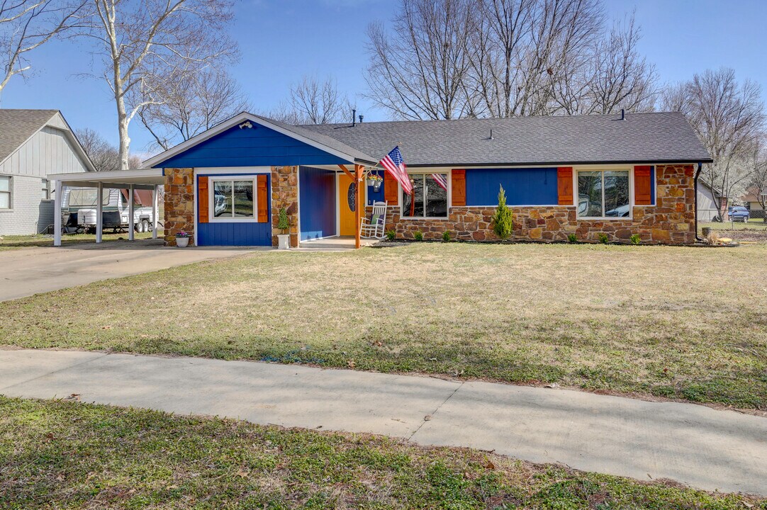 1906 N Chambers Ter in Claremore, OK - Building Photo