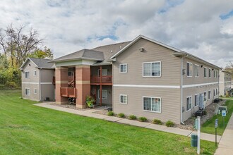 680 N Pleasant Hill Blvd in Pleasant Hill, IA - Foto de edificio - Building Photo