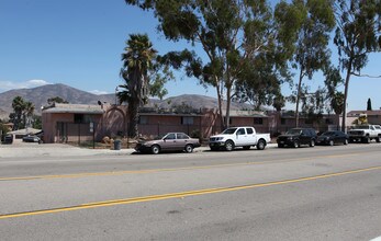 437 Grand Ave in Spring Valley, CA - Foto de edificio - Building Photo