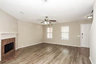 6736 Ambercrest Dr in Arlington, TX - Foto de edificio - Building Photo