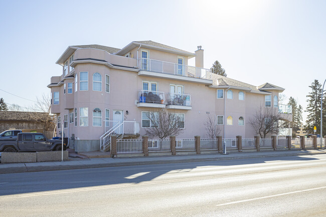 1912 Edmonton Trl NE in Calgary, AB - Building Photo - Building Photo