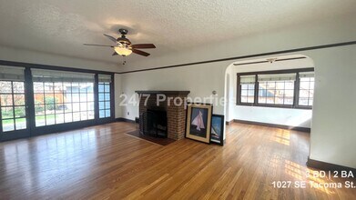 1027 SE Tacoma St in Portland, OR - Building Photo - Building Photo