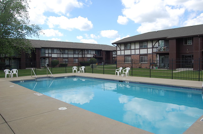 Tudor Crest Apartments in Kenosha, WI - Foto de edificio - Building Photo