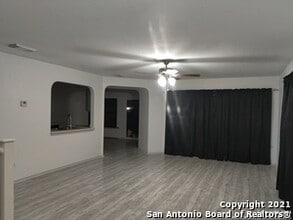 9870 Sunset Pl in San Antonio, TX - Building Photo - Building Photo