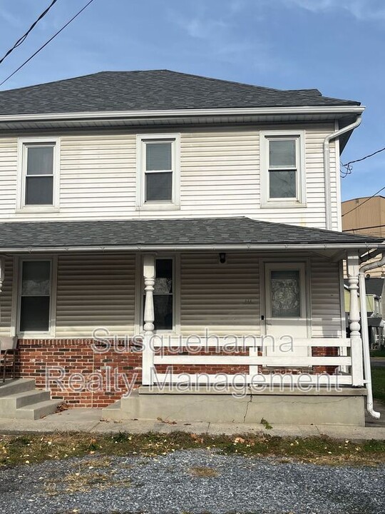 111 Heisey Ave in Rheems, PA - Foto de edificio