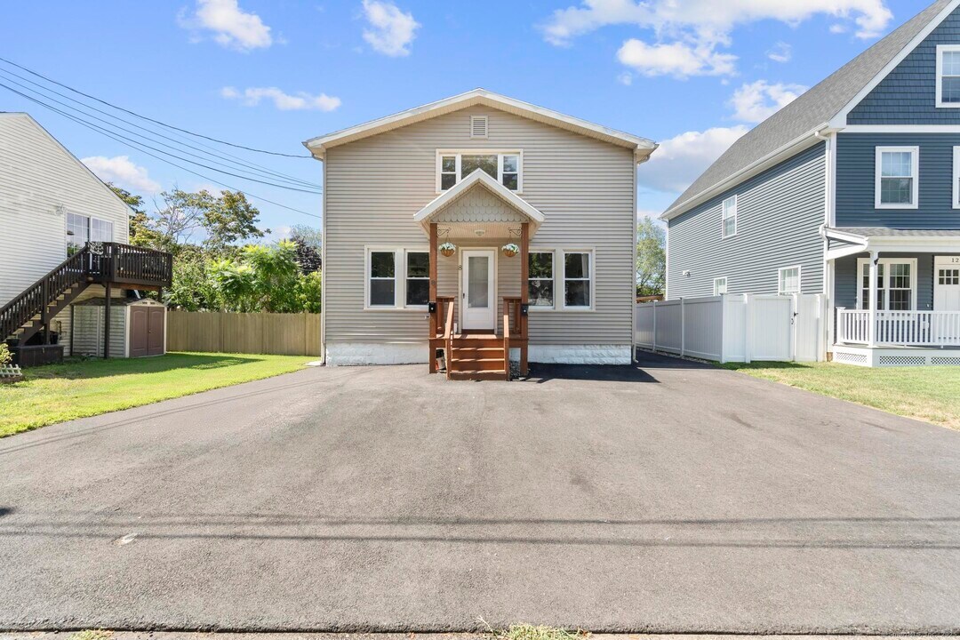 8 York St in Milford, CT - Building Photo