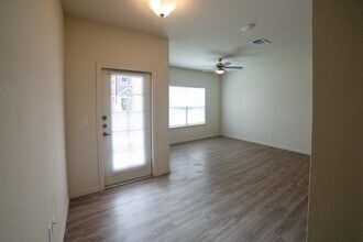 Grand Station Apartment Homes in Austin, TX - Foto de edificio - Building Photo