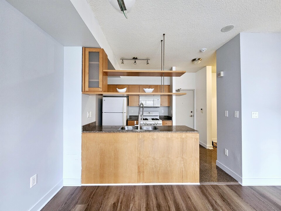 9 Spadina Ave. in Toronto, ON - Building Photo