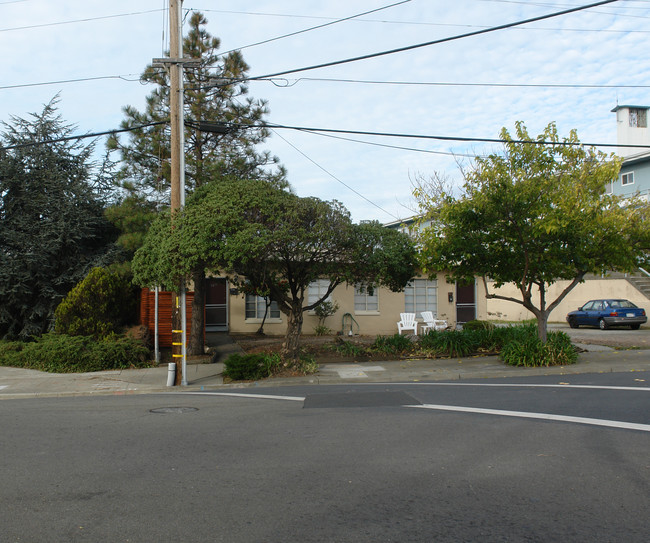 5105-5107 MacDonald Ave in Richmond, CA - Building Photo - Building Photo