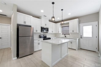 9 N Hester St in Edinburg, TX - Building Photo - Building Photo