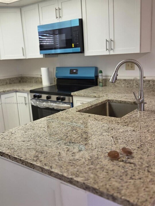 10823 NW 7th St in Miami, FL - Building Photo