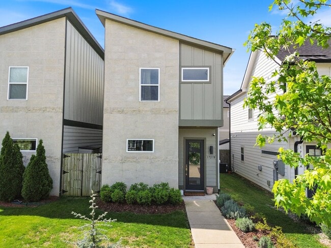 property at 1727B Pecan St