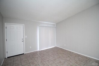 6810 Tiki Ln in Pensacola, FL - Foto de edificio - Building Photo