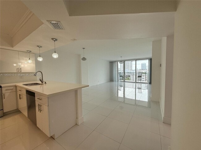 3703 NE 166th St in Miami, FL - Building Photo - Building Photo
