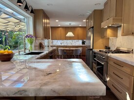 6902 Vista Del Sol Dr in Huntington Beach, CA - Building Photo