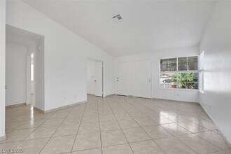 1300 Wintergreen Dr in Las Vegas, NV - Building Photo - Building Photo