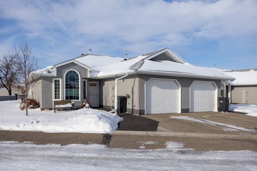 Parklane Place in Strathmore, AB - Building Photo