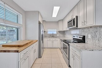 1650 NE 33rd St in Pompano Beach, FL - Foto de edificio - Building Photo