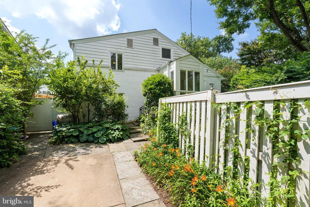 4929 Jamestown Rd in Bethesda, MD - Building Photo