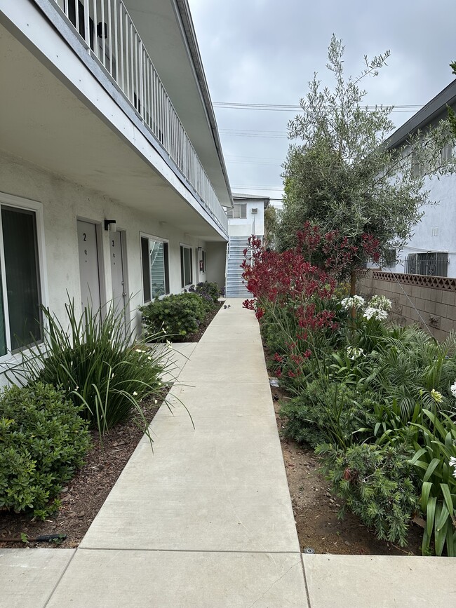 1328 Barry Ave