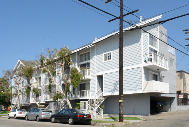 3568 Mentone Ave in Los Angeles, CA - Building Photo - Building Photo