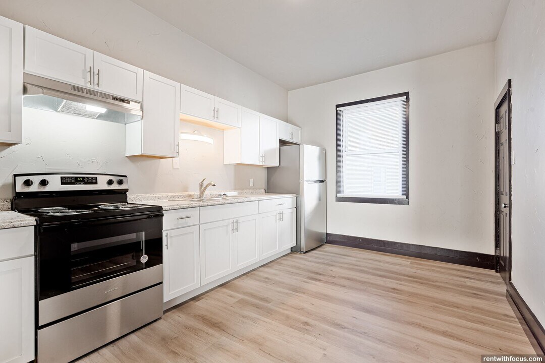 803 N Broadway in Green Bay, WI - Foto de edificio