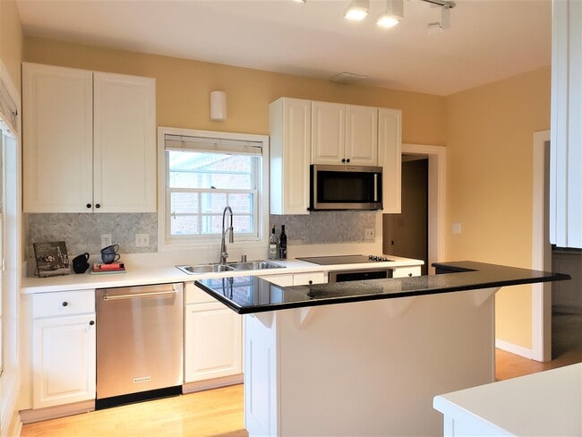 W280N1690 Golf View Dr in Pewaukee, WI - Building Photo - Building Photo