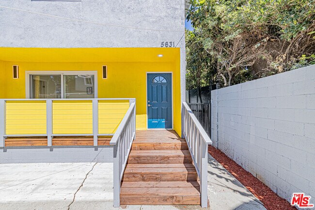 5631 La Mirada Ave in Los Angeles, CA - Foto de edificio - Building Photo
