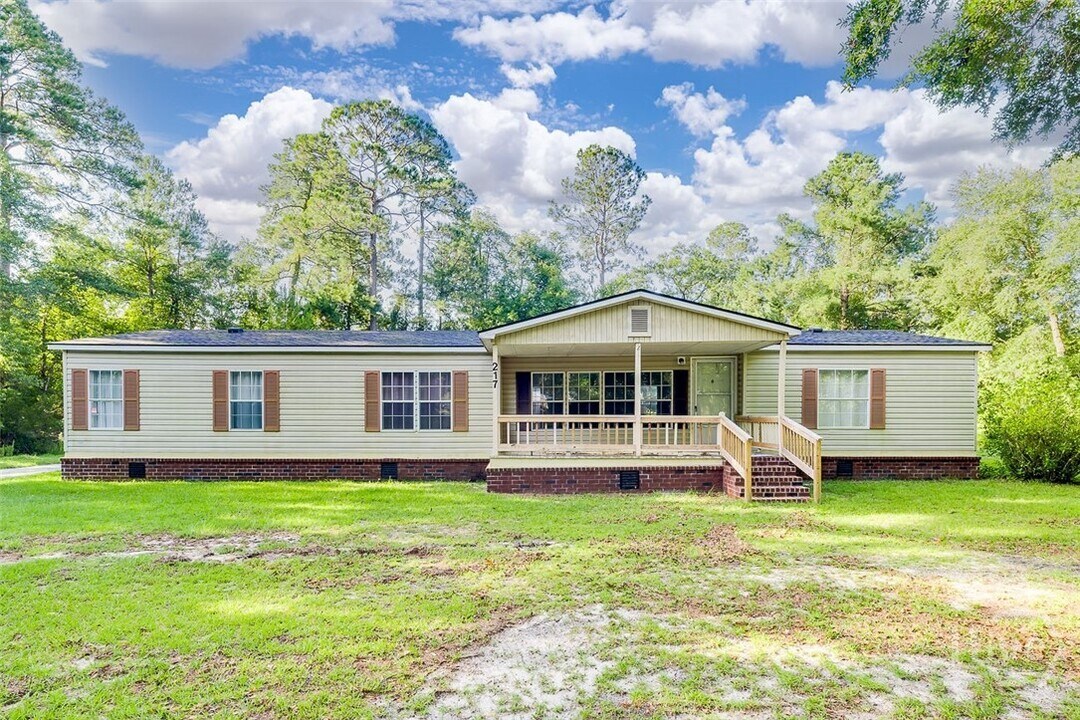 217 Skinner Bay Dr in Guyton, GA - Building Photo