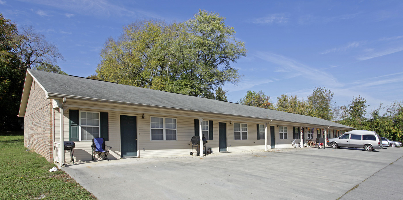 2004 Whitaker Rd in Athens, TN - Building Photo