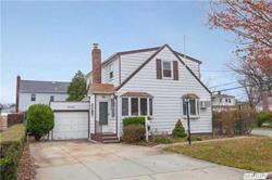 16 Schiller St in Hicksville, NY - Building Photo