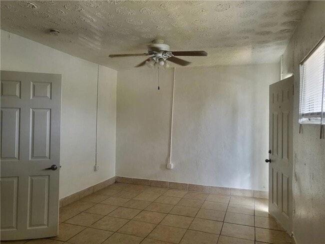 1916 Claire Ave, Unit D in Gretna, LA - Foto de edificio - Building Photo