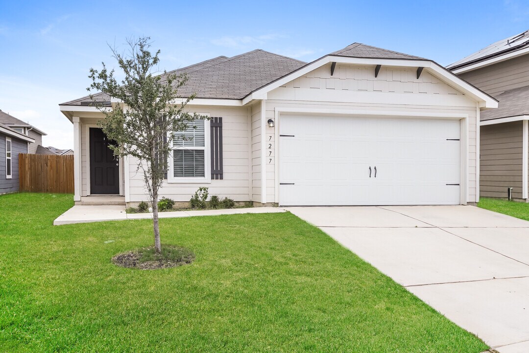 7277 Jebson Pass in San Antonio, TX - Foto de edificio