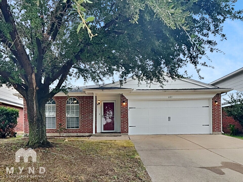 605 Raven Dr in Saginaw, TX - Foto de edificio