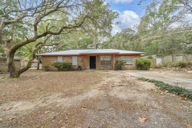 1020 Pinetree Rd in Mary Esther, FL - Building Photo - Building Photo