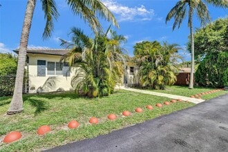 12055 NE 9th Ave in Biscayne Park, FL - Foto de edificio - Building Photo